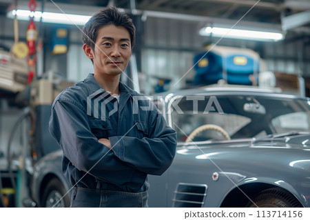 一名身穿工作服的中年汽車修理工雙手交叉在車前 113714156