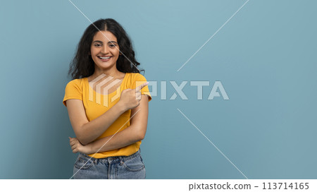 Woman with folded arms pointing with her finger 113714165