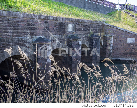 [Yanagiwara Water Gate] A brick water gate built in the Meiji period in Matsudo City, Chiba Prefecture, and preserved as a cultural asset. 113714182
