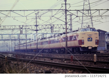 Limited Express "Yamabato" No. 2, connecting Ueno and Yamagata, Kuha 481-1012 and others, Warabi-Minami-Urawa, November 30, 1980 113714271