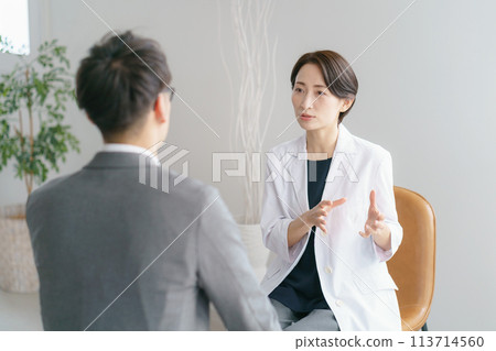 一位女醫生幫某人檢查的照片 113714560