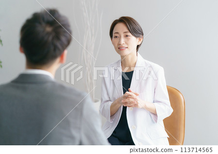 一位女醫生幫某人檢查的照片 一位女醫生幫某人檢查的照片 113714565