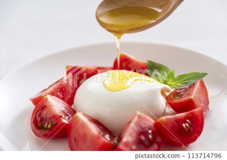 Fresh mozzarella and tomato 113714796