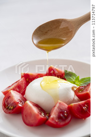 Fresh mozzarella and tomato 113714797