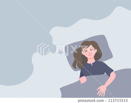 因失眠而無法入睡，在床上思考各種事情的女性。 113715515