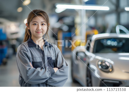 穿著連身褲的年輕汽車修理工女人 113715538