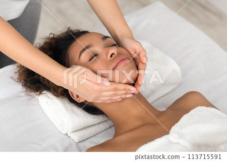 Relaxing spa massage for african american lady 113715591