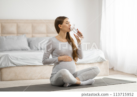 Expecting mother drinking water during pregnancy 113715952