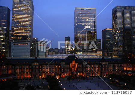 東京站在日落時分照亮 5月千代田1138夜景東京車站和東京中城八重洲 113716037