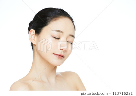 一個年輕女子的乾淨美麗形象 一個年輕女子的乾淨美麗形象 113716281