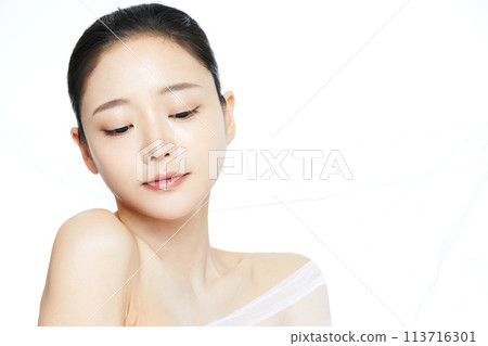 A clean beauty image of a young woman 113716301