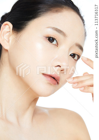 一個年輕女子的乾淨美麗形象 一個年輕女子的乾淨美麗形象 113716317