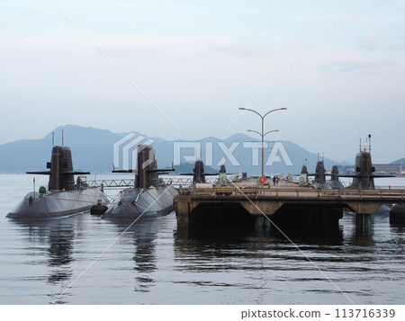 廣島縣吳市「Array烏小島」的海上自衛隊潛水艇與驅逐艦 113716339