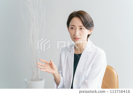 Photo of a female doctor examining a patient 113716418