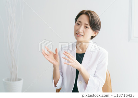 Photo of a female doctor examining a patient Photo of a female doctor examining a patient 113716423