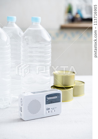 緊急收音機、瓶裝水和罐頭食品 113716905