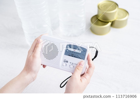 拿著防災收音機的婦女手 拿著防災收音機的婦女手 113716906