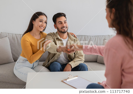 Couple and therapist engage in positive interaction 113717740
