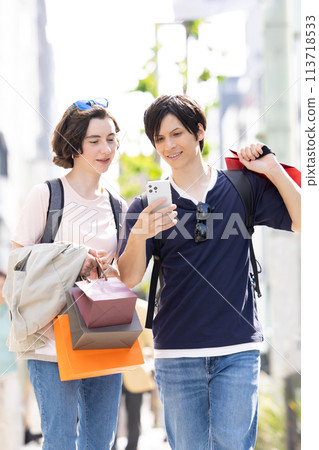 入境：外國人在東京街頭漫步 113718533