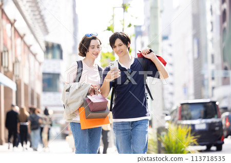 入境：外國人在東京街頭漫步 113718535