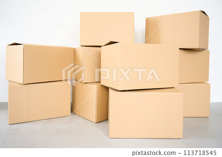 堆疊的紙板箱 113718545