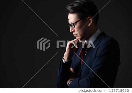 Businessman middle man thinking 113718936