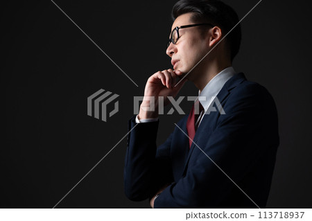 Businessman middle man thinking 113718937