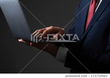 商人手頭上的電腦 113718983