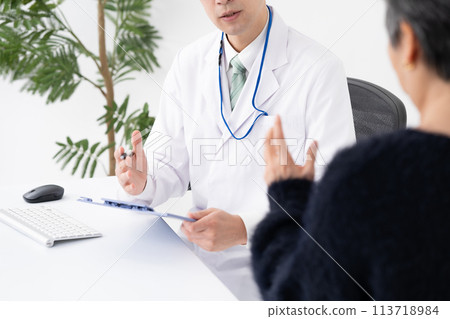Medical image Doctor patient face-to-face 113718984
