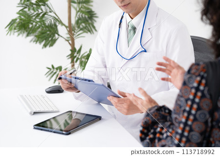 Medical image Doctor patient face-to-face 113718992