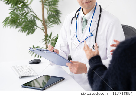 Medical image Doctor patient face-to-face 113718994