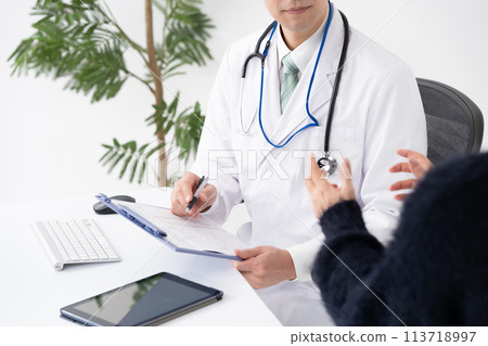 Medical image Doctor patient face-to-face 113718997