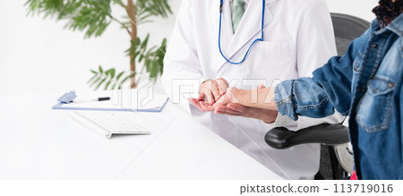 Medical image doctor patient atopic dermatitis 113719016