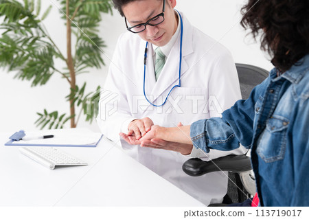 Medical image doctor patient atopic dermatitis 113719017
