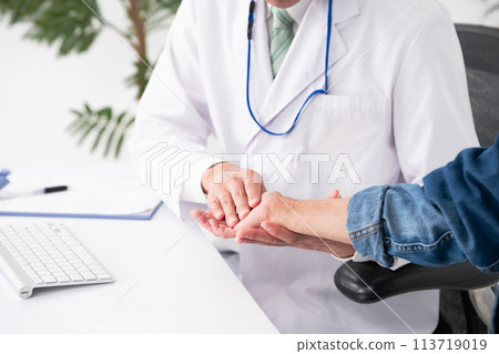Medical image doctor patient atopic dermatitis Medical image doctor patient atopic dermatitis 113719019