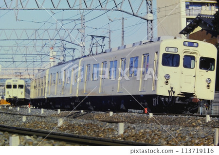 單色塗漆東武 8000 系列 8141（半快）和 8171（慢），西新井竹之塚，1981 年 1 月 4 日 113719116