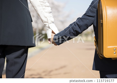 小學門口圖片：一年級男孩與媽媽手牽手 113719177