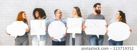 Group of people chatting with speech bubbles 113719352