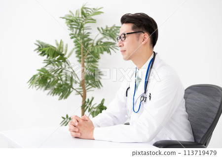 Medical image doctor face-to-face Medical image doctor face-to-face 113719479