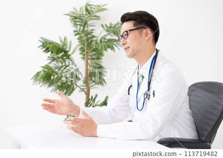 Medical image doctor face-to-face 113719482