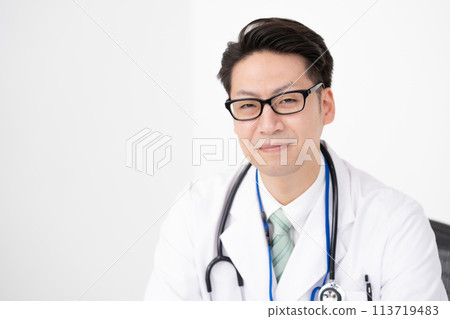 Medical image doctor face-to-face 113719483