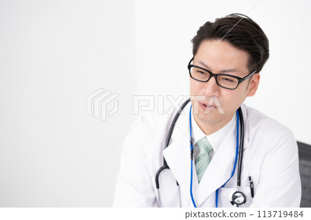 Medical image doctor face-to-face 113719484