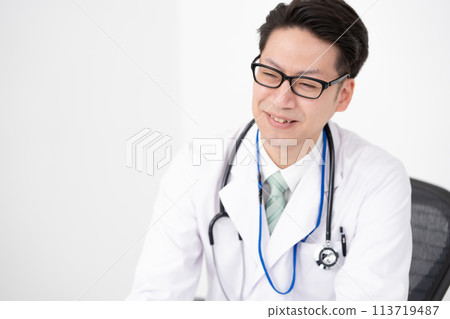 Medical image doctor face-to-face 113719487