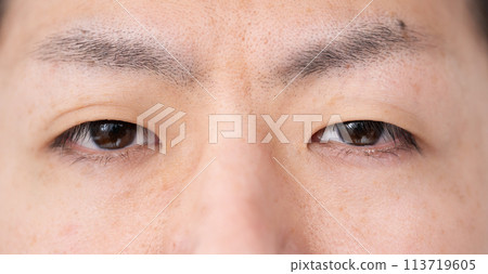 中間男性眼睛閉上 113719605