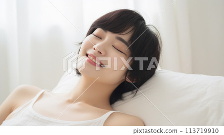 年輕女子躺在床上 113719910