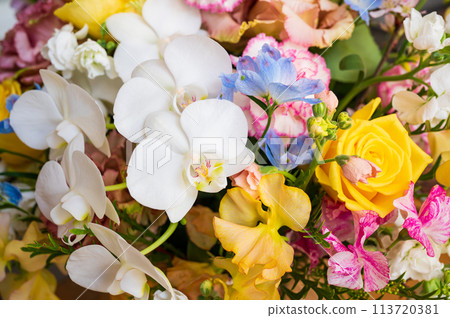 Colorful flower arrangement on the table 113720381