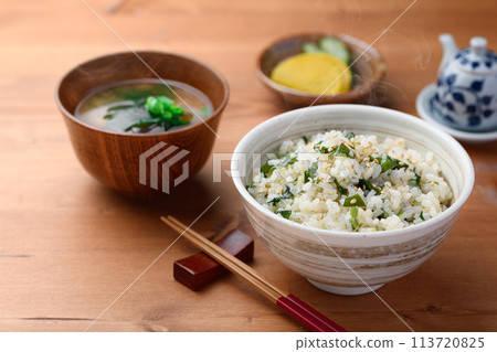 裙帶菜飯、裙帶菜味噌湯和泡菜 裙帶菜飯、裙帶菜味噌湯和泡菜 113720825