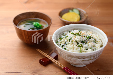裙帶菜飯、裙帶菜味噌湯和泡菜 113720828