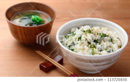 Seaweed rice and young shoots miso soup Seaweed rice and young shoots miso soup 113720830