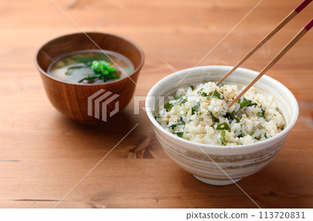 Seaweed rice and young shoots miso soup 113720831